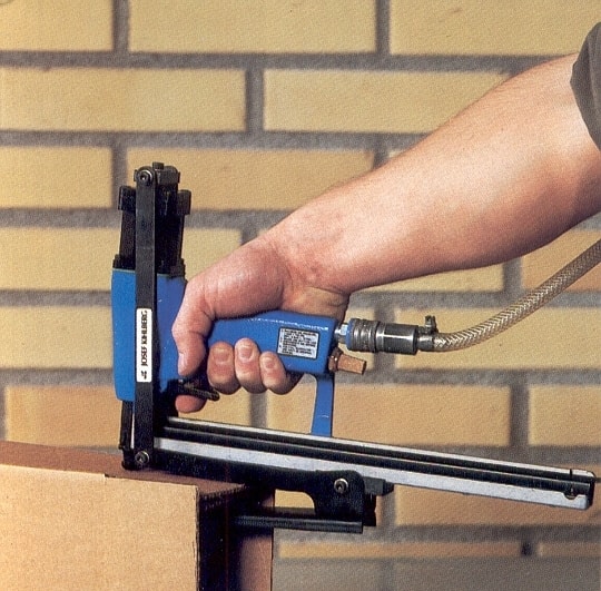 Пневматический степлер для строительных работ